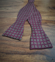 Charger l'image dans la galerie, Noeud papillon vintage bordeaux motif floral Made in Italy