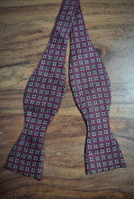 Charger l'image dans la galerie, Noeud papillon vintage bordeaux motif floral Made in Italy