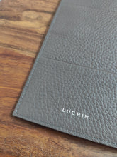 Charger l'image dans la galerie, Lucrin Geneva portefeuille de voyage en cuir grainé marron glacé