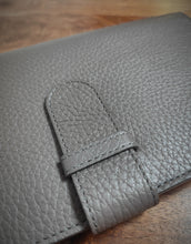 Charger l'image dans la galerie, Lucrin Geneva portefeuille de voyage en cuir grainé marron glacé