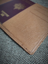 Charger l'image dans la galerie, Lucrin Geneva porte passeport marron clair en cuir d'autruche