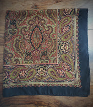 Lade das Bild in den Galerie-Viewer, Drake's carré foulard vintage 100% soie à motif floral Made in England