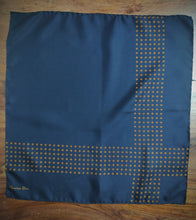 Charger l'image dans la galerie, Christian Dior vintage pochette bleue nuit en soie à motif géométrique