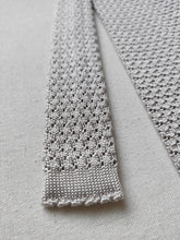 Charger l'image dans la galerie, Cravate vintage gris perle en maille 100% soie Made in Italy