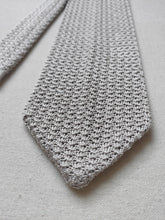 Charger l'image dans la galerie, Cravate vintage gris perle en maille 100% soie Made in Italy