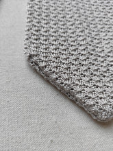 Charger l'image dans la galerie, Cravate vintage gris perle en maille 100% soie Made in Italy