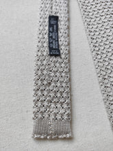 Charger l'image dans la galerie, Cravate vintage gris perle en maille 100% soie Made in Italy