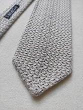 Charger l'image dans la galerie, Cravate vintage gris perle en maille 100% soie Made in Italy