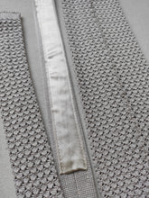 Charger l'image dans la galerie, Cravate vintage gris perle en maille 100% soie Made in Italy