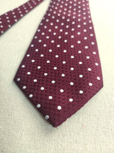 Carica l'immagine nel visualizzatore di Gallery, De Fursac cravate bordeaux à pois en soie Made in Italy