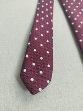 Carica l'immagine nel visualizzatore di Gallery, De Fursac cravate bordeaux à pois en soie Made in Italy