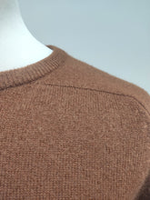 Charger l'image dans la galerie, Oliver Grant vintage pull à col rond cognac en laine d'agneau Made in Scotland