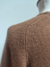 Charger l'image dans la galerie, Oliver Grant vintage pull à col rond cognac en laine d'agneau Made in Scotland