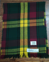 Charger l'image dans la galerie, Madam Old England écharpe tartan vintage en pure laine vierge