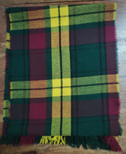 Charger l'image dans la galerie, Madam Old England écharpe tartan vintage en pure laine vierge