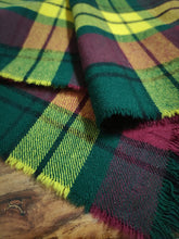 Charger l'image dans la galerie, Madam Old England écharpe tartan vintage en pure laine vierge