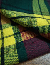 Charger l'image dans la galerie, Madam Old England écharpe tartan vintage en pure laine vierge