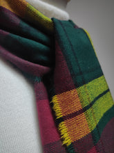 Charger l'image dans la galerie, Madam Old England écharpe tartan vintage en pure laine vierge