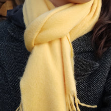 Afbeelding in Gallery-weergave laden, Brooks Brothers écharpe unie jaune 100% cachemire Made in Scotland