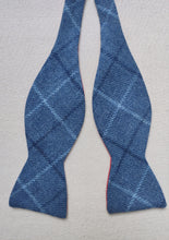 Afbeelding in Gallery-weergave laden, Cinabre Paris noeud papillon tartan bleu en laine et soie Made in France