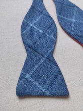 Afbeelding in Gallery-weergave laden, Cinabre Paris noeud papillon tartan bleu en laine et soie Made in France