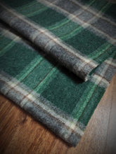 Afbeelding in Gallery-weergave laden, Crombie écharpe à carreaux en cachemire Made in Scotland