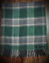 Afbeelding in Gallery-weergave laden, Crombie écharpe à carreaux en cachemire Made in Scotland