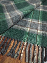 Afbeelding in Gallery-weergave laden, Crombie écharpe à carreaux en cachemire Made in Scotland