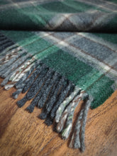 Afbeelding in Gallery-weergave laden, Crombie écharpe à carreaux en cachemire Made in Scotland