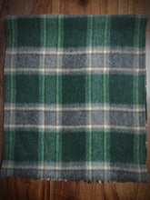 Afbeelding in Gallery-weergave laden, Crombie écharpe à carreaux en cachemire Made in Scotland