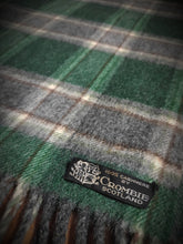 Afbeelding in Gallery-weergave laden, Crombie écharpe à carreaux en cachemire Made in Scotland