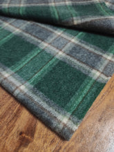 Afbeelding in Gallery-weergave laden, Crombie écharpe à carreaux en cachemire Made in Scotland