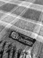 Afbeelding in Gallery-weergave laden, Crombie écharpe à carreaux en cachemire Made in Scotland