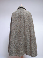Charger l'image dans la galerie, Aquascutum X Harrod's cape en pure laine vierge Made in England