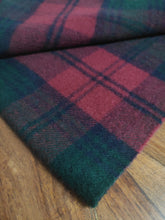 Afbeelding in Gallery-weergave laden, Mackintosh écharpe à carreaux en pure laine vierge Made in Scotland