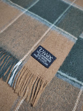 Afbeelding in Gallery-weergave laden, Vivax écharpe à carreaux en laine et cachemire Made in Scotland