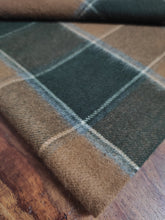 Afbeelding in Gallery-weergave laden, Vivax écharpe à carreaux en laine et cachemire Made in Scotland