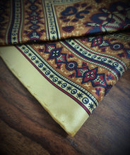 Charger l'image dans la galerie, Pochette de costume vintage jaune en soie à motif fantaisie Made in England