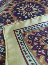 Charger l'image dans la galerie, Pochette de costume vintage jaune en soie à motif fantaisie Made in England
