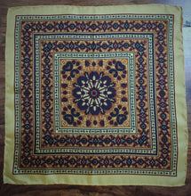 Charger l'image dans la galerie, Pochette de costume vintage jaune en soie à motif fantaisie Made in England