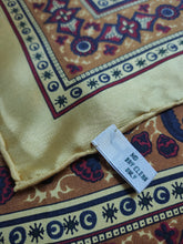 Charger l'image dans la galerie, Pochette de costume vintage jaune en soie à motif fantaisie Made in England