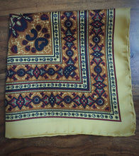 Charger l'image dans la galerie, Pochette de costume vintage jaune en soie à motif fantaisie Made in England