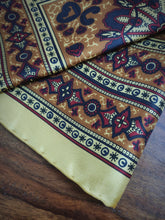 Charger l'image dans la galerie, Pochette de costume vintage jaune en soie à motif fantaisie Made in England