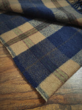 Afbeelding in Gallery-weergave laden, Drake's grande écharpe à carreaux en laine et cachemire Made in Scotland