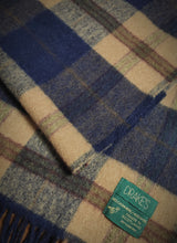 Afbeelding in Gallery-weergave laden, Drake's grande écharpe à carreaux en laine et cachemire Made in Scotland