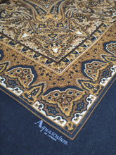 Charger l'image dans la galerie, Aquascutum of London foulard étole vintage en laine et soie Made in Italy