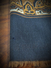 Charger l'image dans la galerie, Aquascutum of London foulard étole vintage en laine et soie Made in Italy