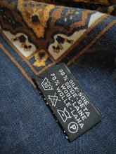 Charger l'image dans la galerie, Aquascutum of London foulard étole vintage en laine et soie Made in Italy