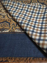 Charger l'image dans la galerie, Aquascutum of London foulard étole vintage en laine et soie Made in Italy