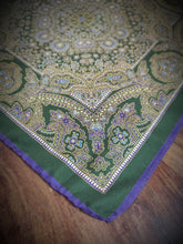 Cargar imagen en el visor de la galería, Pochette vintage en soie à motif floral Made in Italy